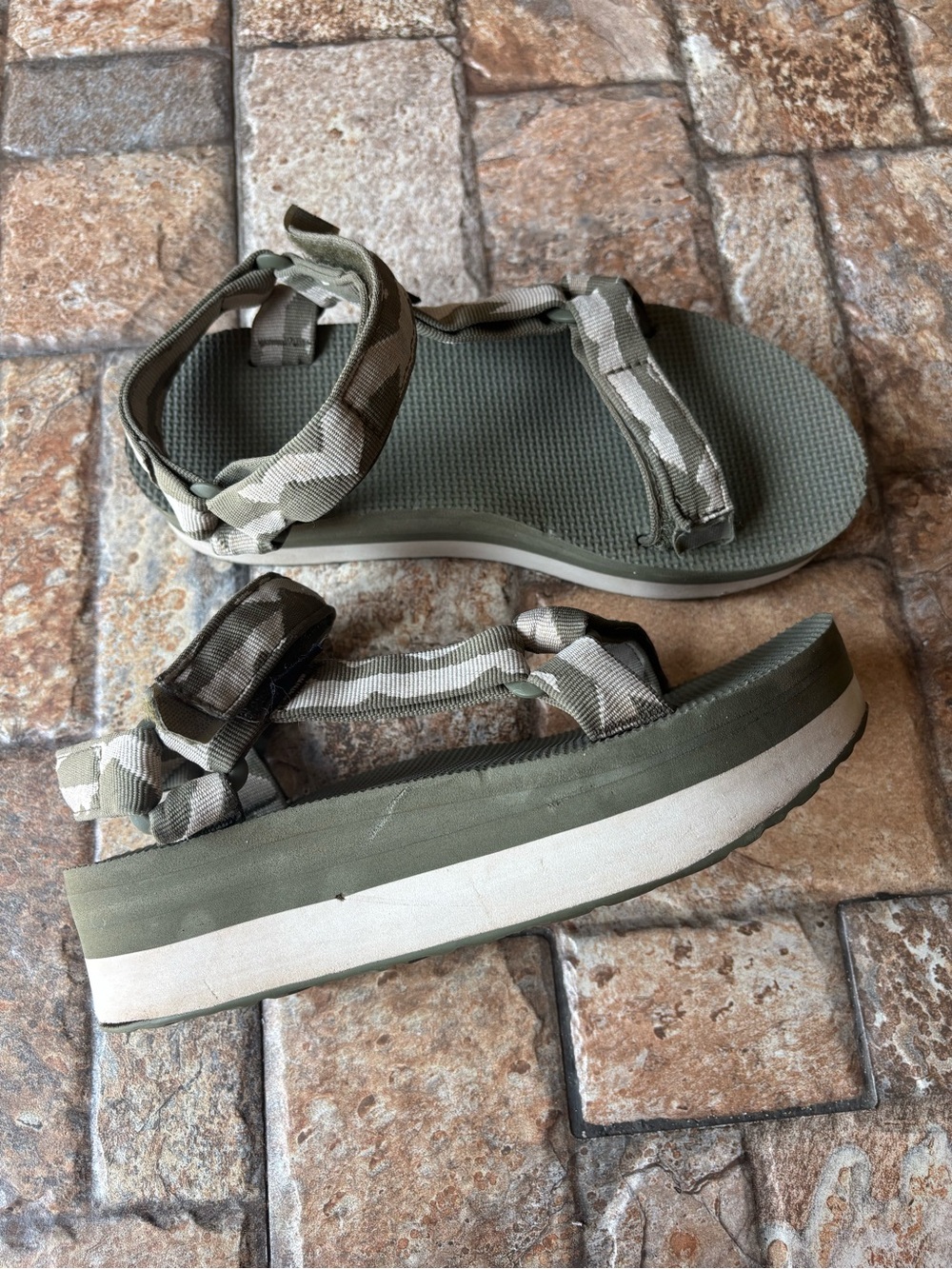 Teva Flatform Universal Sandals in Balance Burnt Olive Size 7